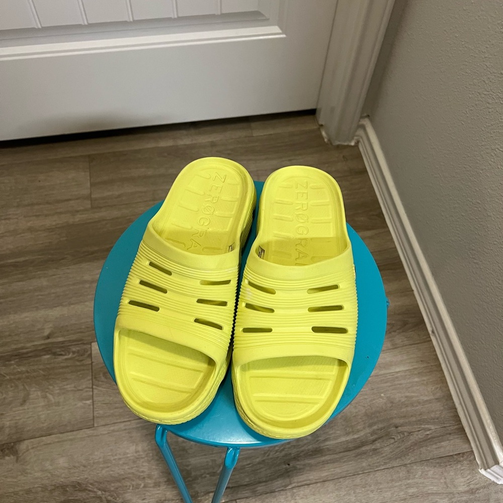 Gently Pre-owned unisex ZeroGrand Neon Yellow Slides